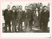 1946年，剑桥大学，与出席国际基本粒子会议的中国同行合影。