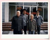 钱三强与何泽慧在宇宙线室小楼前合影