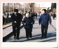 何泽慧院士参加高能所迎春长跑